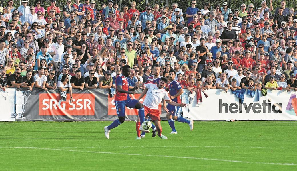 Aus dem Publikum lösten sich drei Flitzer, die während des Cupspiels mit nacktem Oberkörper über das Spielfeld rannten.