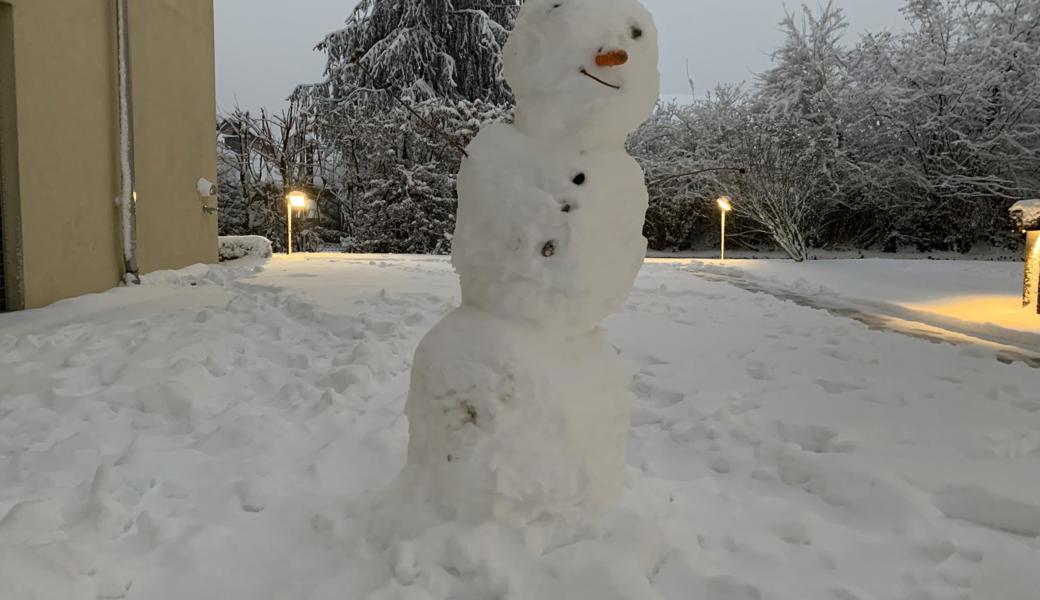 Der Schneemann begrüsst Bewohner und Gäste eines Wohnblocks in der Widnauer Zehntfeldstrasse.