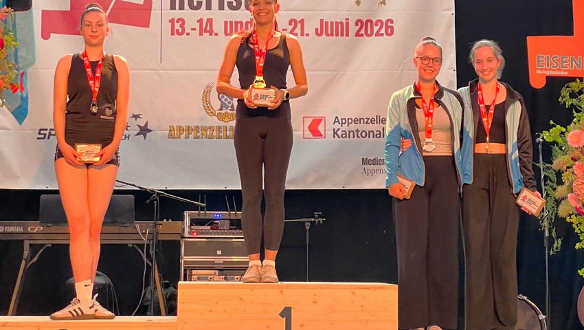 Die Gymnastinnen der Gym Diepoldsau-Schmitter an der Rangverkündigung (von links): Tina Schefer (2.) sowie Elena Strässle und Lorine Gloor (gemeinsam 3.) überzeugten in der Gymnastik mit Handgeräten.