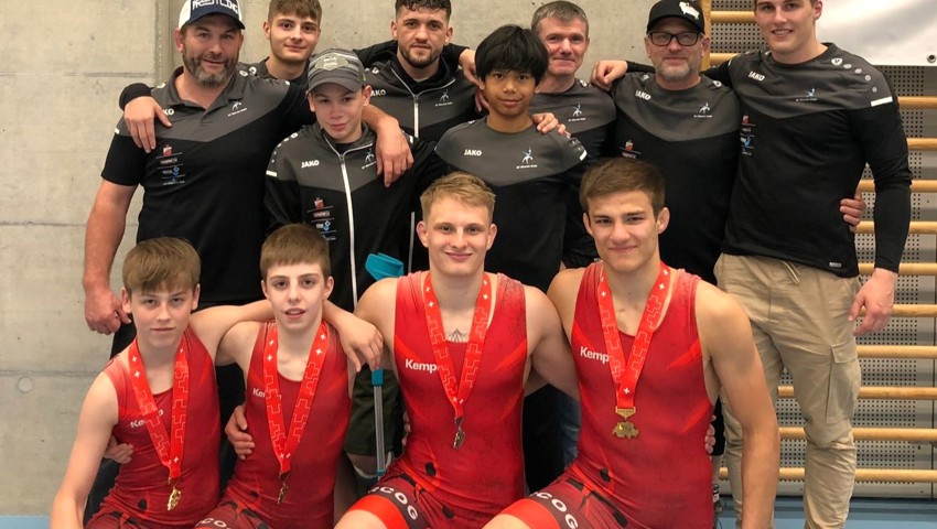 Die Oberriet-Grabser Coaches Michael Goldener (hinten links), Jurek Szeibinger und Christian Graupeter (Vierter und Fünfter hinten, von links) dürfen zufrieden sein mit der starken Teamleistung. Die Oberriet-Grabser Coaches Michael Goldener (hinten links), Jurek Szeibinger und Christian Graupeter (Vierter und Fünfter hinten, von links) dürfen zufrieden sein mit der starken Teamleistung.