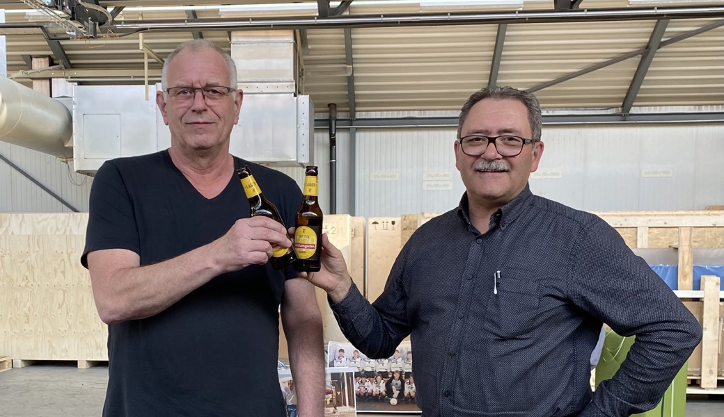 Kuno Jocham (re) stösst mit Peter Ehrenbold (li), Produktionsleiter, auf dessen bevorstehende Pensionierung an. 