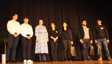 Ein humorvoller Kick ins neue Jahr: Comedy-Paar bot Unterhaltung