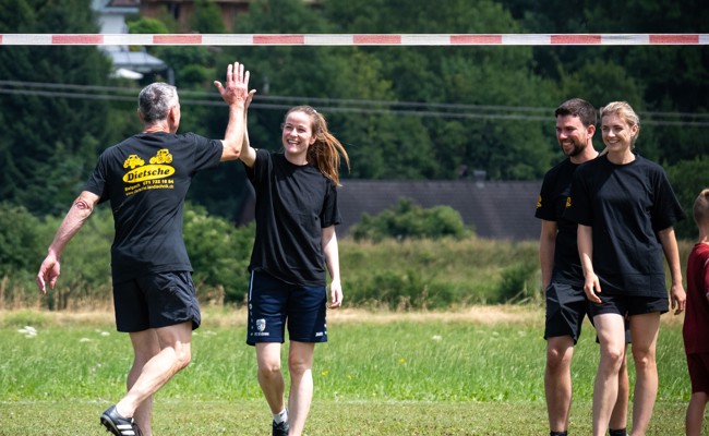 Plauschturnier im Faustball stiess auf reges Interesse