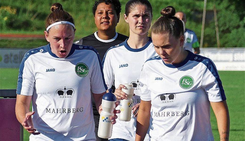 Die Spielerinnen vom FC Staad und den Berner Young Boys im Duell. 