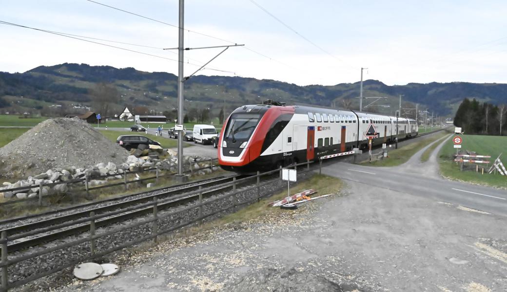 Ein neuer Fernverkehrs-Doppelstockzug FV-Dosto beim Bahnübergang Altstätterstrasse kurz vor Oberriet. Beim Kieshaufen links im Bild werden die SBB nächstes Jahr ein Versuchsfeld einrichten, mit dem ein neues Verfahren für den schwierigen Trasseeaufbau im hier bis acht Meter tiefen Torfboden erprobt wird.