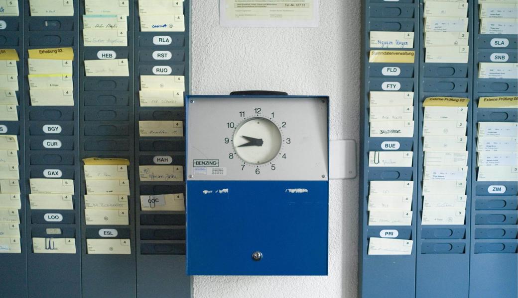 In der Eidgenössischen Steuerverwaltung in Bern erfasste man vor etwa zehn Jahren die Arbeitszeit mit solch einer Stempeluhr.  In der Eidgenössischen Steuerverwaltung in Bern erfasste man vor etwa zehn Jahren die Arbeitszeit mit solch einer Stempeluhr.