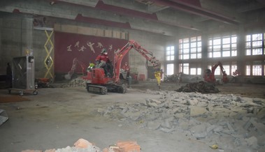 Bagger statt Turnende: Der Sporthalle wird ein zweites Leben geschenkt