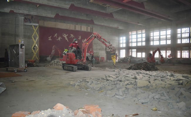 Bagger statt Turnende: Der Sporthalle wird ein zweites Leben geschenkt