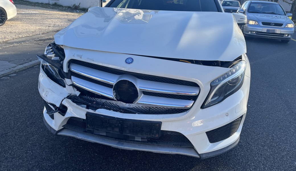 Das Auto, das auf das vordere auffuhr.