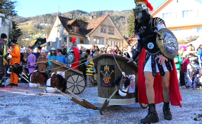 Wetter wie im Frühling und Strassen voller Leute und Konfetti