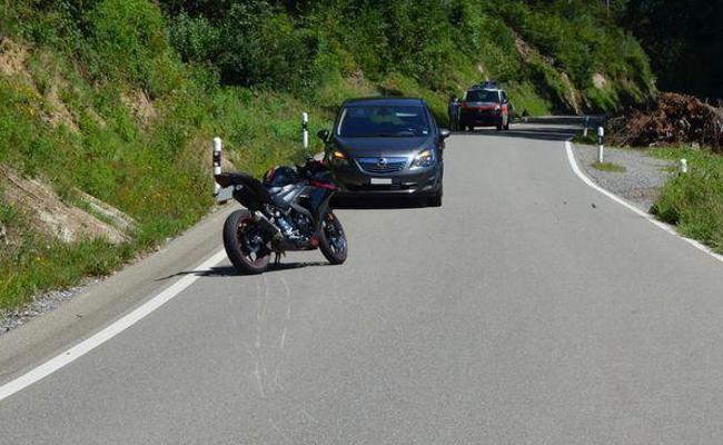 Töfffahrer in Kurve gestürzt