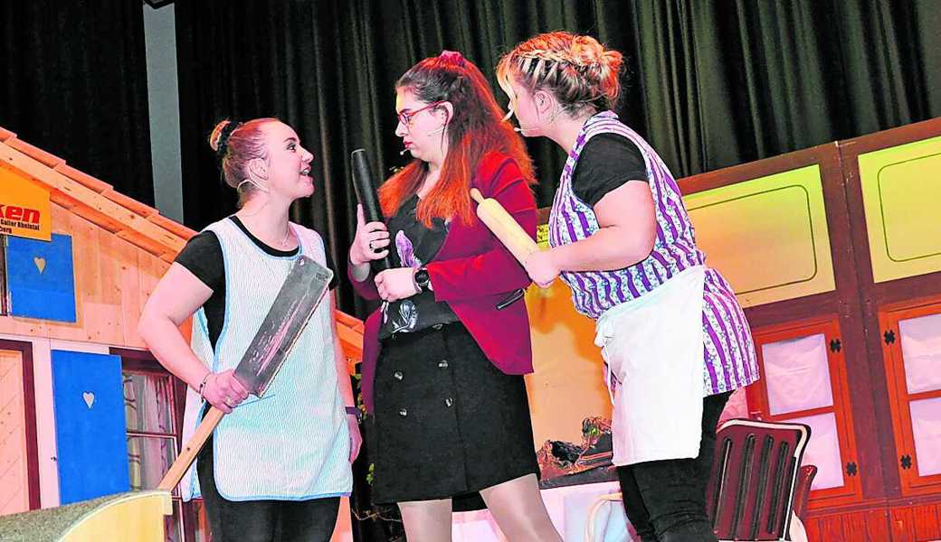 Turbulente Szenen stellten dar, v.l.: Senta, als Frau des Metzgers, Frieda als Gesundheitsinspektorin und Rosa als Bäckersfrau. 