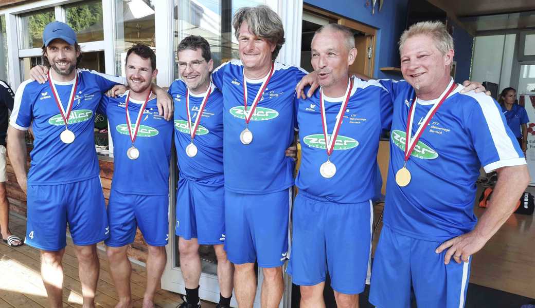 Bernecks Faustballer setzten sich gegen mehrere Mitanwärter durch und feiern den Aufstieg in die 4. Liga.  Bernecks Faustballer setzten sich gegen mehrere Mitanwärter durch und feiern den Aufstieg in die 4. Liga.