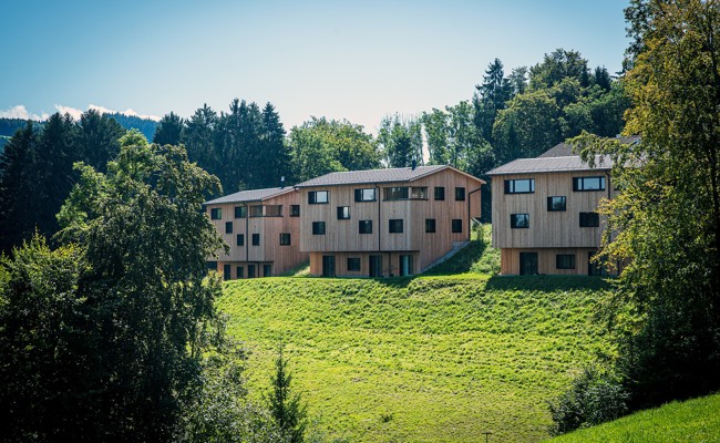 Drei Einfamilienhäuser sind zu hoch gebaut worden. Deshalb darf niemand einziehen