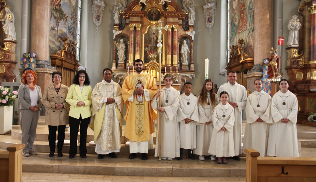 Die Primizmesse in Widnau mit dem neugeweihten Priester Agil Sebastian Raju (5. von links) und Pfarrer Georg Changeth (4. von links).    Foto: mia
