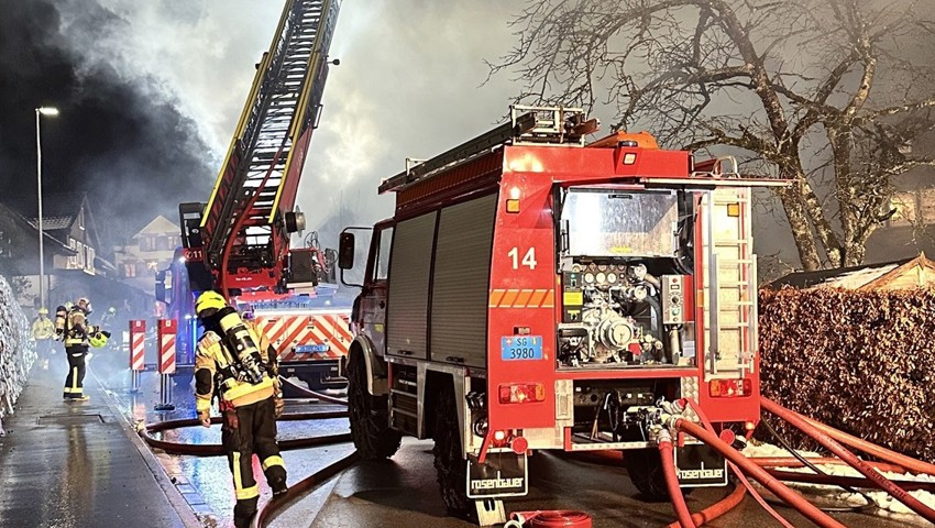 Feuer zerstört ein Doppelhaus komplett - 130 Feuerwehrleute standen im Einsatz