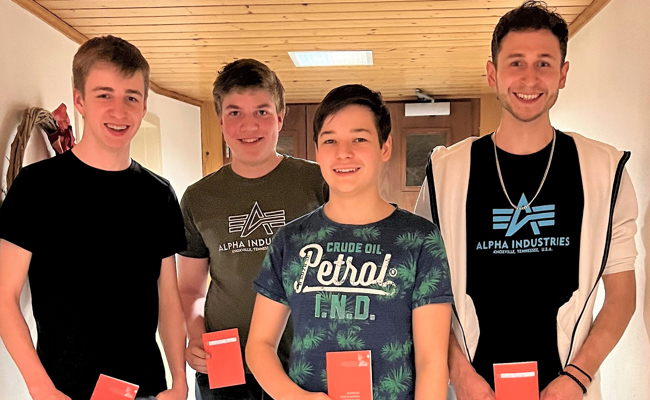 Vier junge Musiker machen bei der Musikgesellschaft mit
