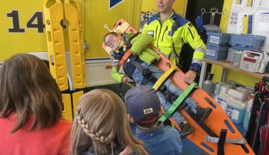 Druckverband, Halskrause und Blaulicht  - Kinder lernenn bei der Rettung