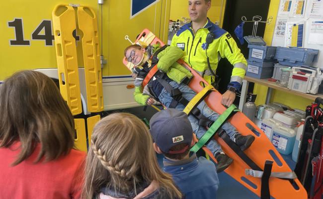 Druckverband, Halskrause und Blaulicht  - Kinder lernenn bei der Rettung
