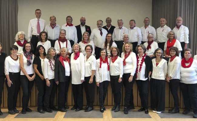 Kirchenchor singt Lieder gemeinsam mit den Gästen