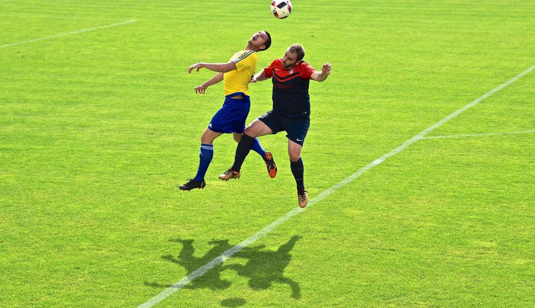 Der FC Triesenberg, hier beim 3:3 in der Vorrunde, ist ein Aufstiegskonkurrent des FC Rheineck mit Nicola Di Gregorio (rechts). Wer steigt in der Rückrunde höher? Und wer bleibt am Boden kleben wie ein Schatten (seiner selbst)?