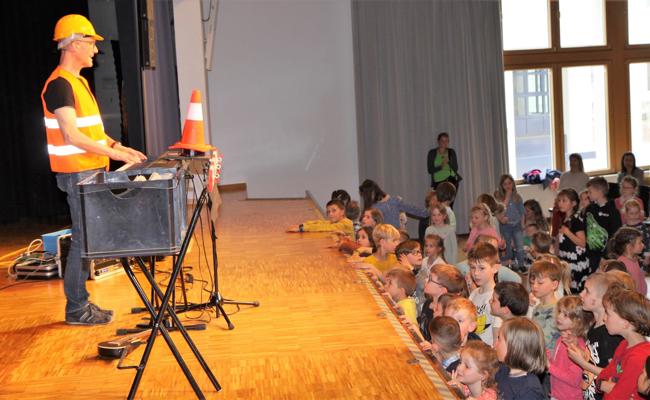 Er singt, 200 Kinder lauschen gebannt