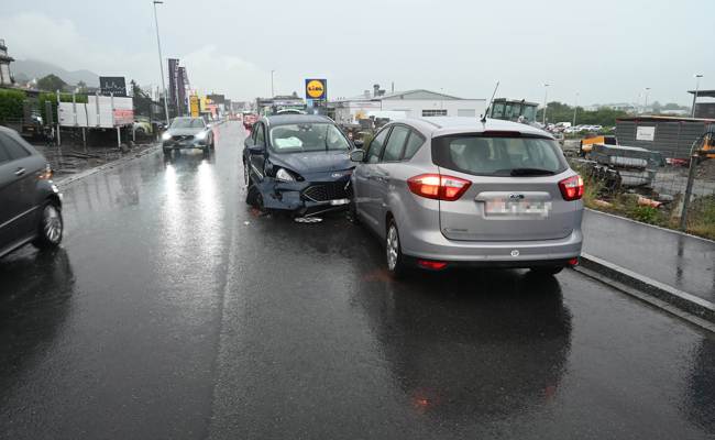 Zaun gestreift, dann in ein anderes Auto geprallt: Frontalkollision im Morgenverkehr