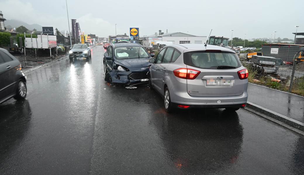 Zaun gestreift, dann in ein anderes Auto geprallt: Frontalkollision im Morgenverkehr