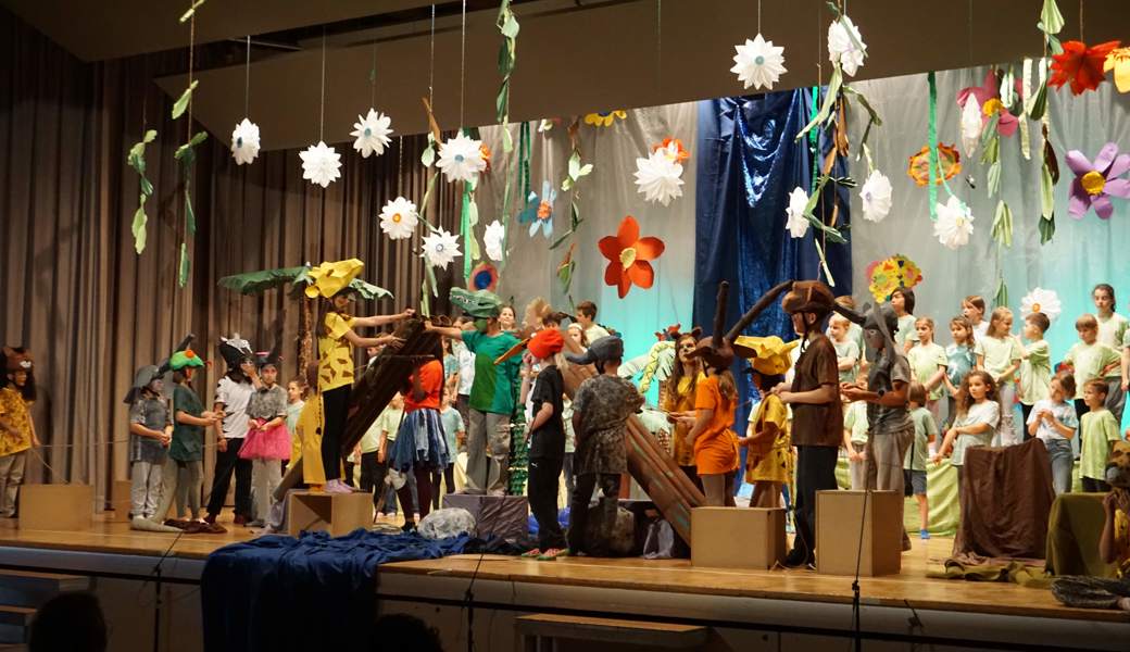 Schulhaus - Musical "Eine Welt - Brücken statt Mauern bauen"
