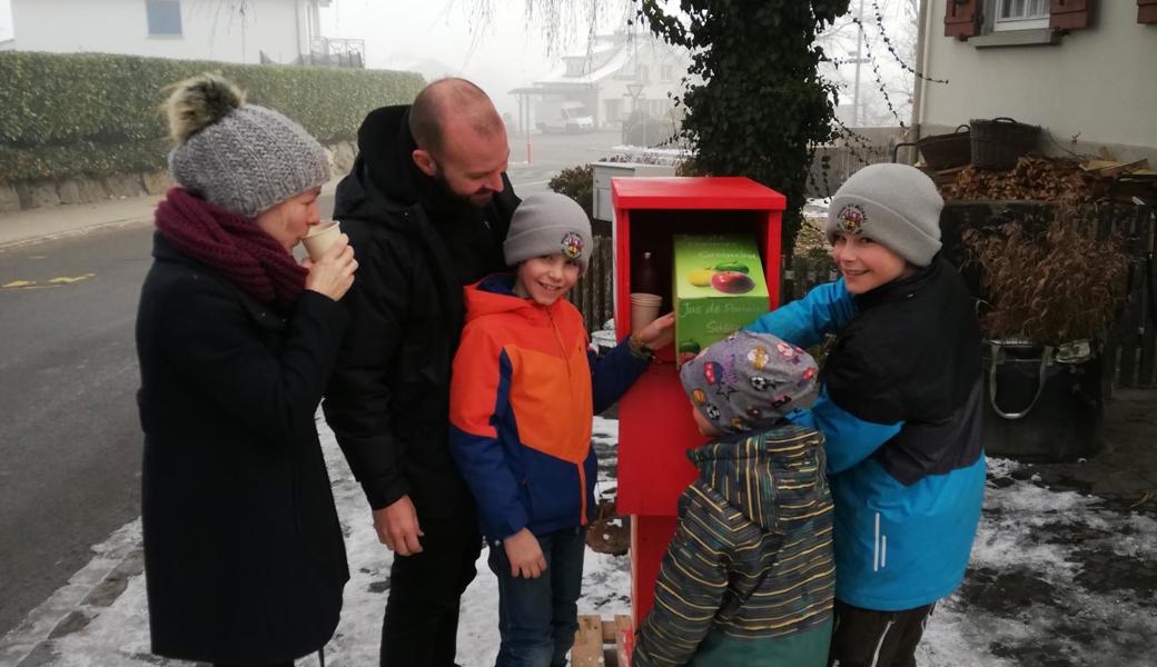 Die Kinder verteilen Süssmost an Bekannte. 