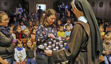 Kinder singen mit den Klosterschwestern