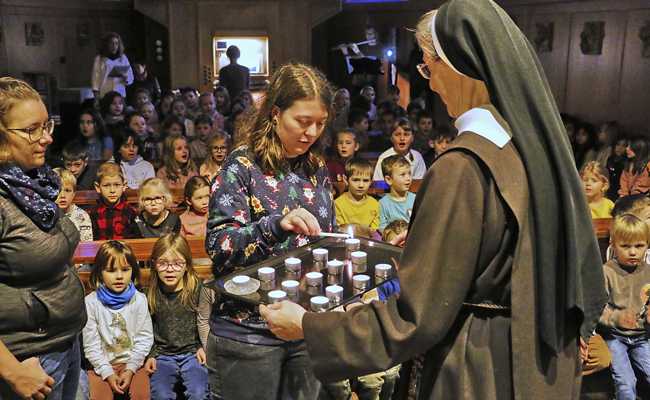 Kinder singen mit den Klosterschwestern