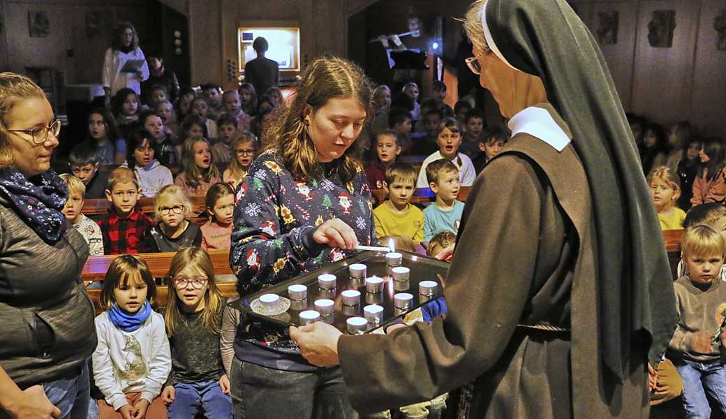 Die Lehrkräfte zündeten in der Klosterkirche für jede Klasse eine Kerze an.