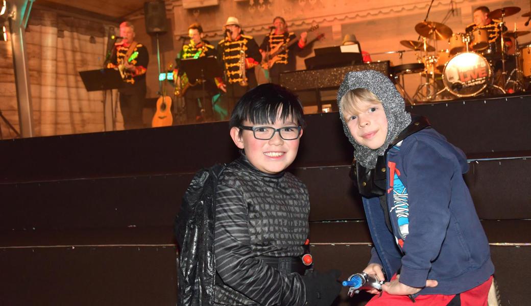 Zwei junge Ritter ganz nah an The Matt’s Live Band. Zwei junge Ritter ganz nah an The Matt’s Live Band.