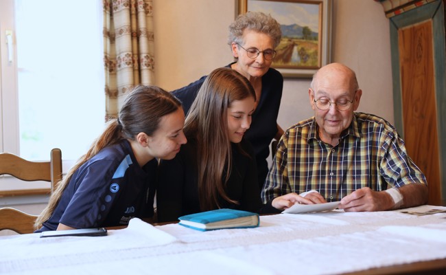 Oberstufenschüler der OMR entdecken, wie Rheintaler Jugendliche vor 60 Jahren lebten