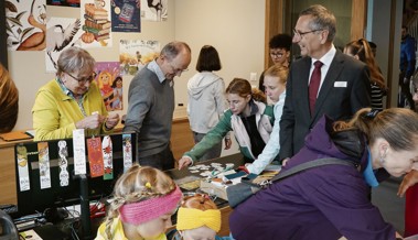 Ein Fest für das Dorf: Kinder, Eltern, Lehrkräfte und Gäste weihen das neue Schulhaus ein