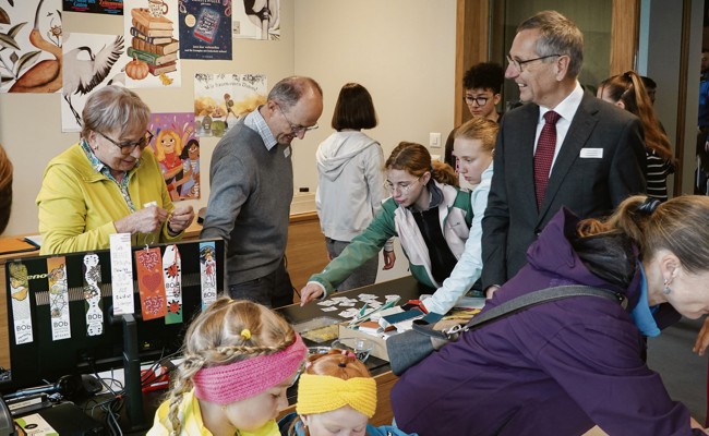 Ein Fest für das Dorf: Kinder, Eltern, Lehrkräfte und Gäste weihen das neue Schulhaus ein