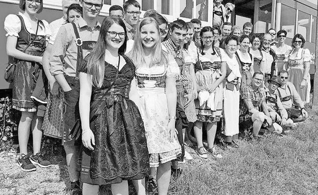 Im Dirndl und in Lederhosen unterwegs