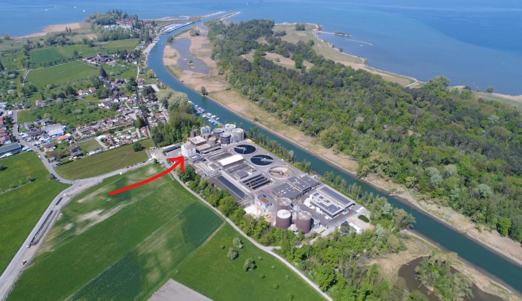 Der Antennenmast befindet sich bereits seit 1994 auf dem Dach des Hauptgebäudes der ARA Altenrhein (markiert mit rotem Pfeil). Im Lauf der Jahre erfolgten technische Anpassungen der Mobilfunkanlage, die mehrere Bauanzeigen bedingten.