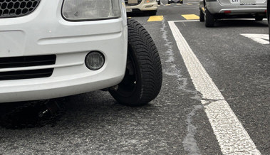 Ärgerliche Situation: Autopanne im Mittagsverkehr