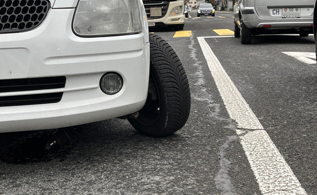 Ärgerliche Situation: Autopanne im Mittagsverkehr