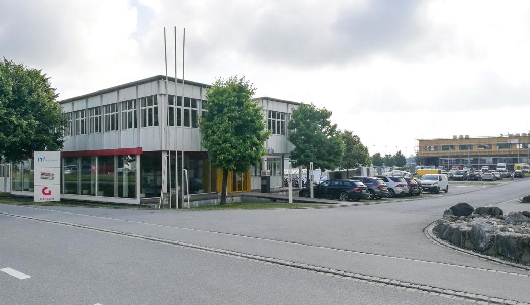 Die Autofahrerin wollte von der Hafnerwisenstrasse (rechts) in die im Vordergrund liegende Gemperenstrasse einbiegen. Die Velofahrerin kam vom Fotografen aus von links. Es kam zur Kollision.