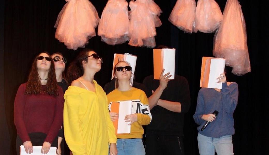 Die Schülerinnen und Schüler üben für ihr neues Stück «Tell me a Fairy Tale».