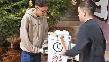 Weihnachtsbeleuchtung in der Schule dank Muskelkraft