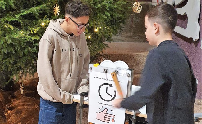 Weihnachtsbeleuchtung in der Schule dank Muskelkraft