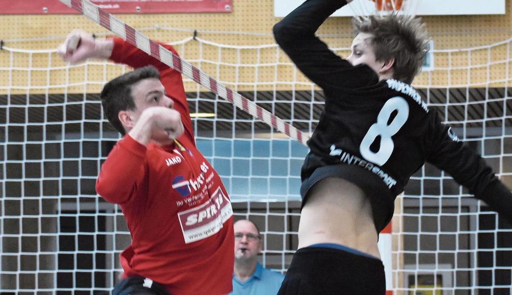 Christian Lässer (links) im Blockduell mit Maximilian Huemer von Vöcklabruck. 