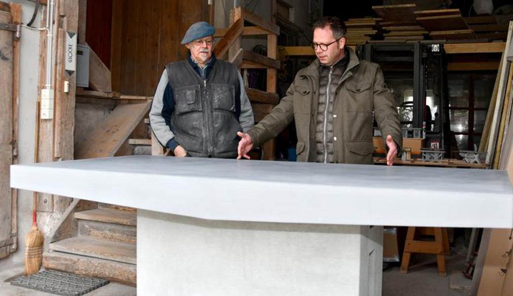 Pfarrer Rento Tolfo (rechts) stellt sich vor, wie der Kelch und die Schale mit Brot auf dem Abendmahlstisch von Steinmetz Roland Mettler zur Geltung kommen werden. Pfarrer Rento Tolfo (rechts) stellt sich vor, wie der Kelch und die Schale mit Brot auf dem Abendmahlstisch von Steinmetz Roland Mettler zur Geltung kommen werden.