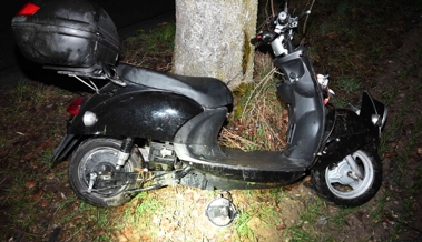 In fahrunfähigem Zustand mit einem E-Roller in einen Baum gefahren