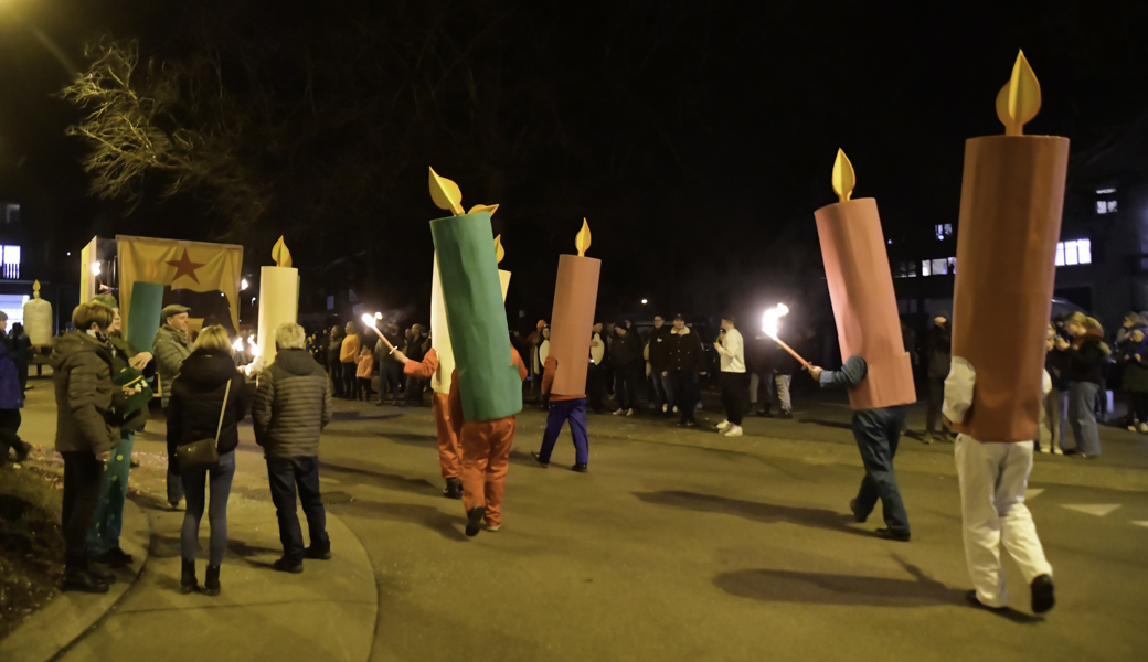 Die Mitglieder der Fasnachtsmontag-Clique traten dieses Jahr energiespargerecht als Kerzen auf - darum hatte auch der Böögg die Form einer grossen Kerze.