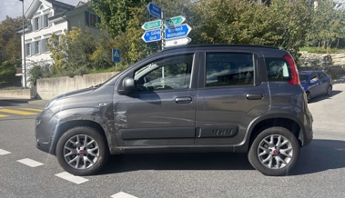 Motorradfahrerin kollidiert beim Überholen mit einem Auto, das abbiegen wollte